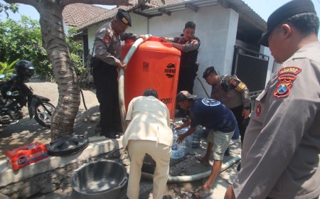 Atasi Kekeringan, Polres Blitar Kota Salurkan 3.000 Liter Air Bersih ke Kelurahan Sentul